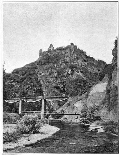 Ru&iuml;ne Ahrburg met den Riddersprong.