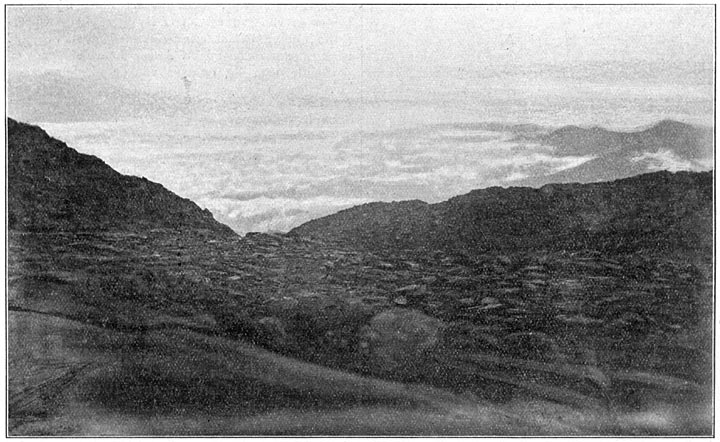 &plusmn; 4000 meter boog. (Boven de Meervlakte hangen wolken).