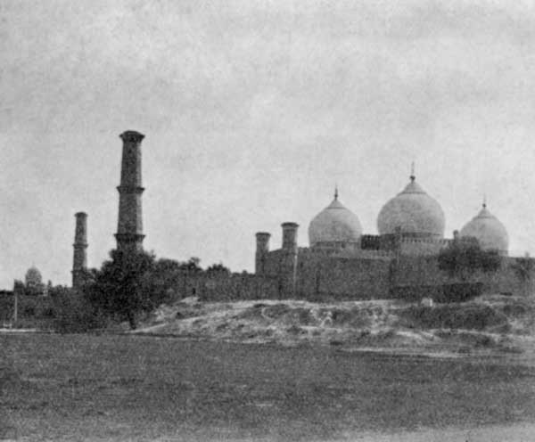 Fig. 81. B&aacute;dsh&aacute;h&iacute; Mosque, Lahore.