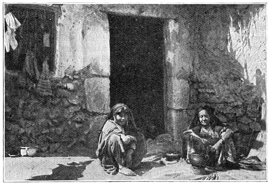 V&oacute;&oacute;r een inlandsch huis te Gabes.