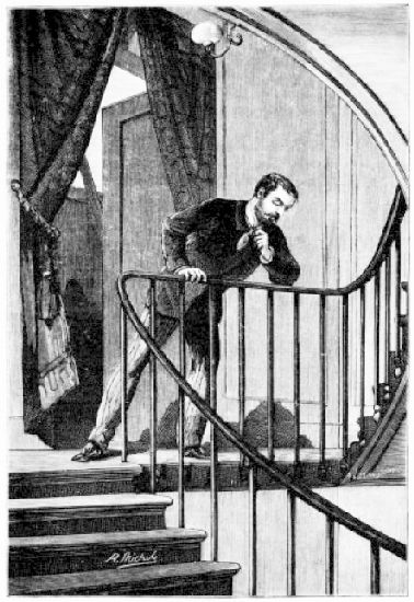 Pench� sur la rampe, il l'aper�ut.