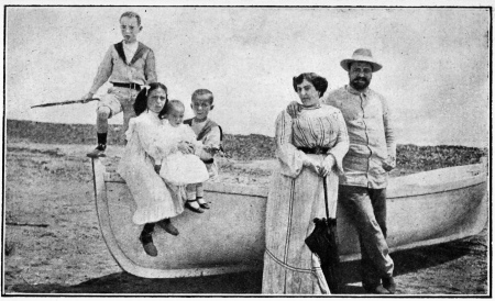 BLASCO AVEC SA FAMILLE SUR LA PLAGE DE MALVARROSA

Il avait coutume, chaque matin, de faire une partie de rowing dans le
canot qui figure sur cette photographie, publiée par Blanco y Negro,
l’hebdomadaire illustré de Madrid
