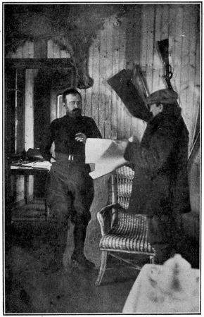 BLASCO DANS SA MAISON DE LA «COLONIA CERVANTES», PARLANT
A SON INTENDANT

Sur sa tête, une peau de puma tué dans les terres de la colonie