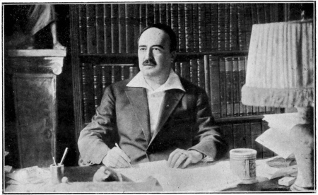 BLASCO DANS SON CABINET DE TRAVAIL, RUE RENNEQUIN, A
PARIS, PENDANT LA GUERRE