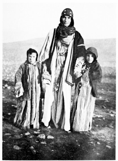 Fig. 24.&mdash;WIFE AND CHILDREN OF A WELDEH SHEIKH.